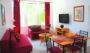 Apartamento, 2 habitaciones, vistas al mar | Sala de estar | Una televisión de pantalla plana, un reproductor estéreo