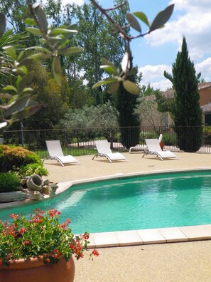 Piscina externa sazonal, funciona das 10h às 20h, espreguiçadeiras