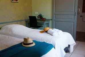 Decoración personalizada, muebles diferentes y cortinas blackout