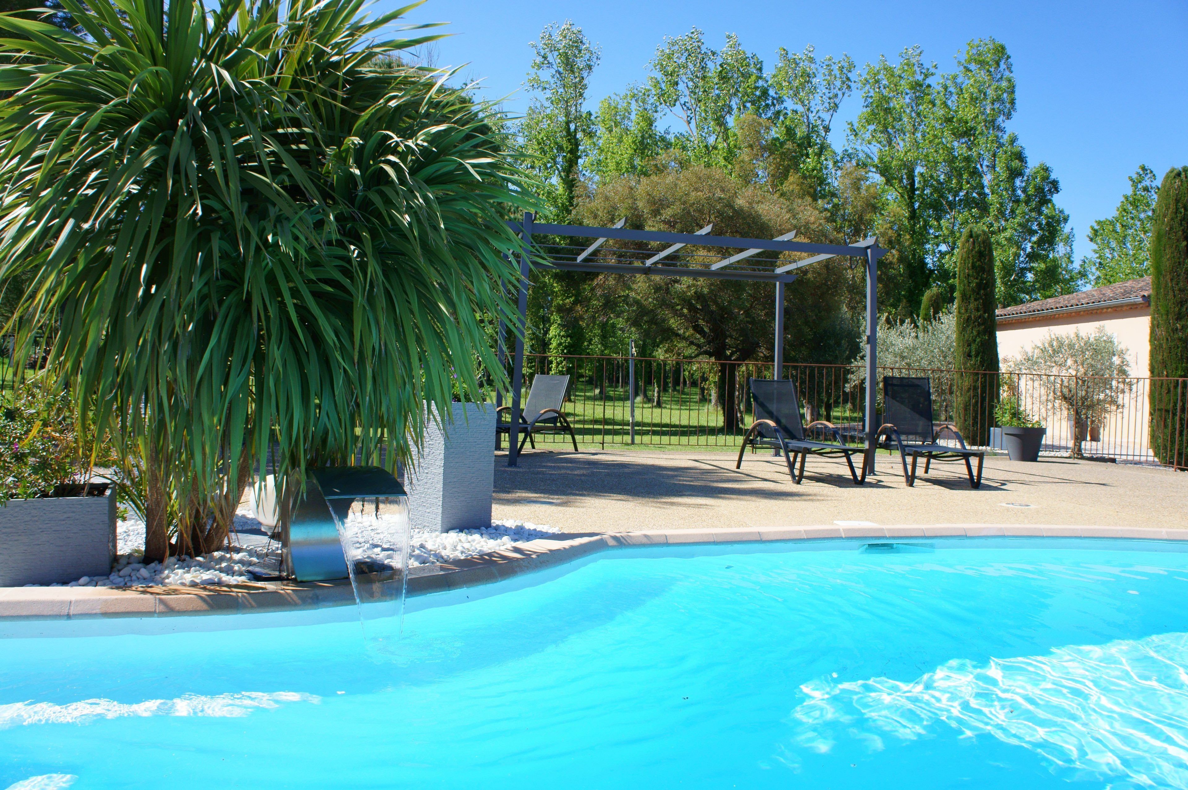 Piscine extérieure (ouverte en saison), chaises longues