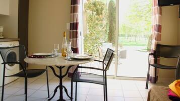 Con stile personalizzato, con arredamento individuale, tende oscuranti