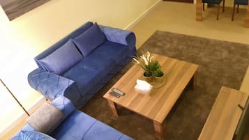 Departamento Confort, 2 habitaciones, cocina | Sala de estar | Televisión de pantalla plana