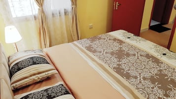 2 habitaciones, muebles diferentes y cortinas blackout