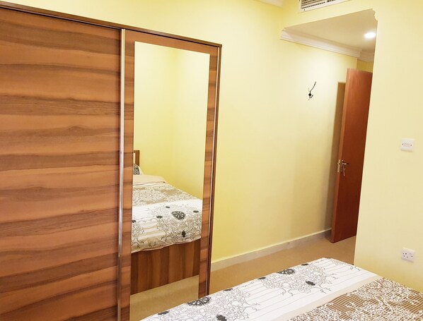 2 quartos, individualmente mobiliados, cortinas blackout