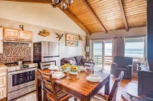 Suite estándar, 1 habitación, cocina, frente al mar | Cocina privada | Frigorífico, microondas y cafetera o tetera