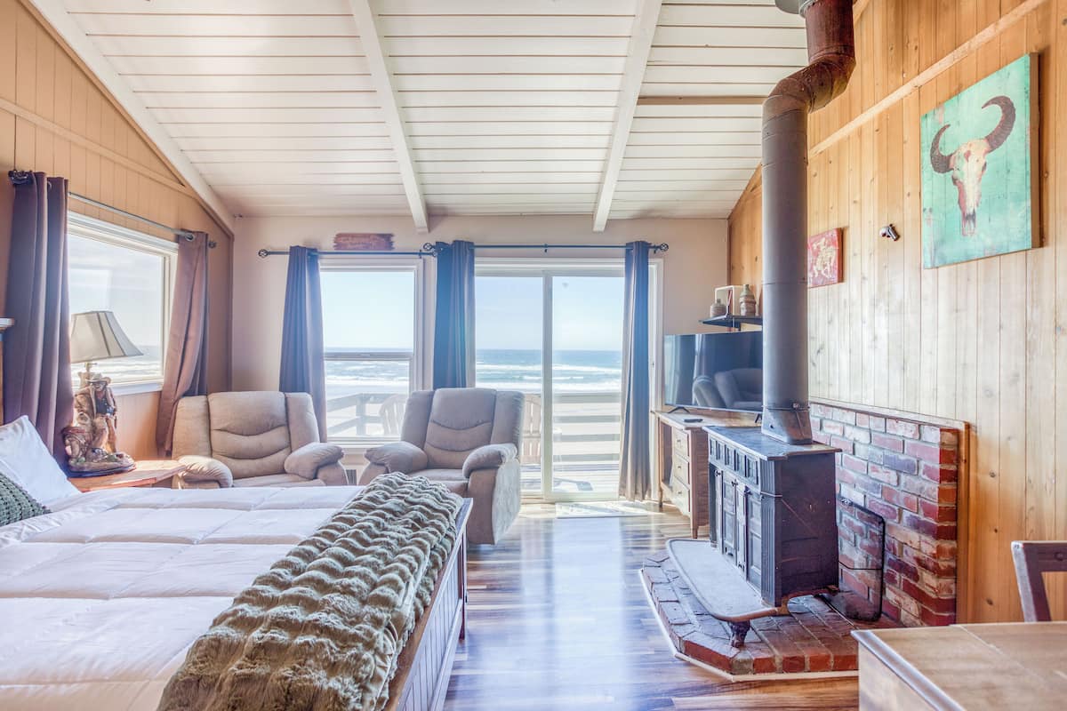 Classic Room, 1 Queen Bed, Kitchenette, Partial Ocean View | Blackout drapes, WiFi (free), bed sheets