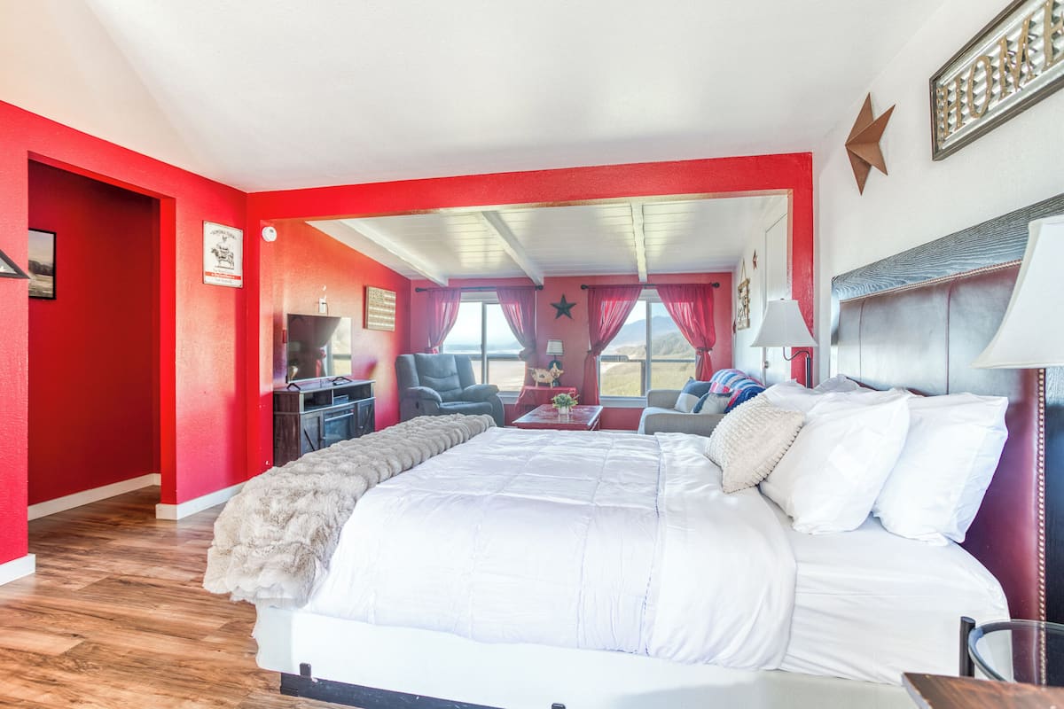 Standard Single Room, 1 Queen Bed, Partial Ocean View | Blackout drapes, WiFi (free), bed sheets