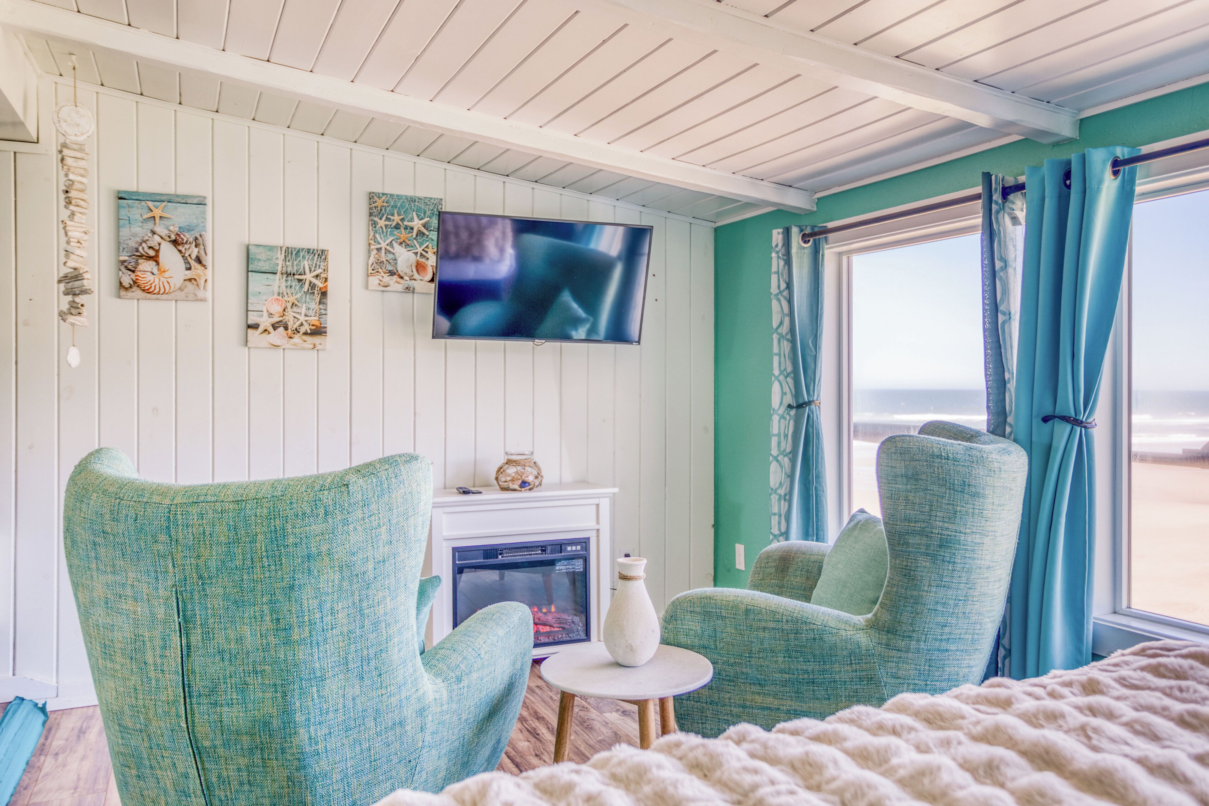 Standard Single Room, 1 Queen Bed, Partial Ocean View | Blackout drapes, free WiFi, bed sheets