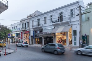 A street view with a white building featuring storefronts including 'Vendetto' and 'Lapin House'.