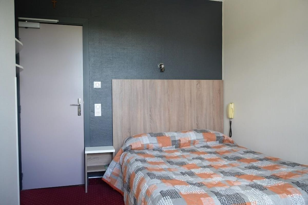 Quarto solteiro | Escrivaninha, cortinas blackout, quartos à prova de som