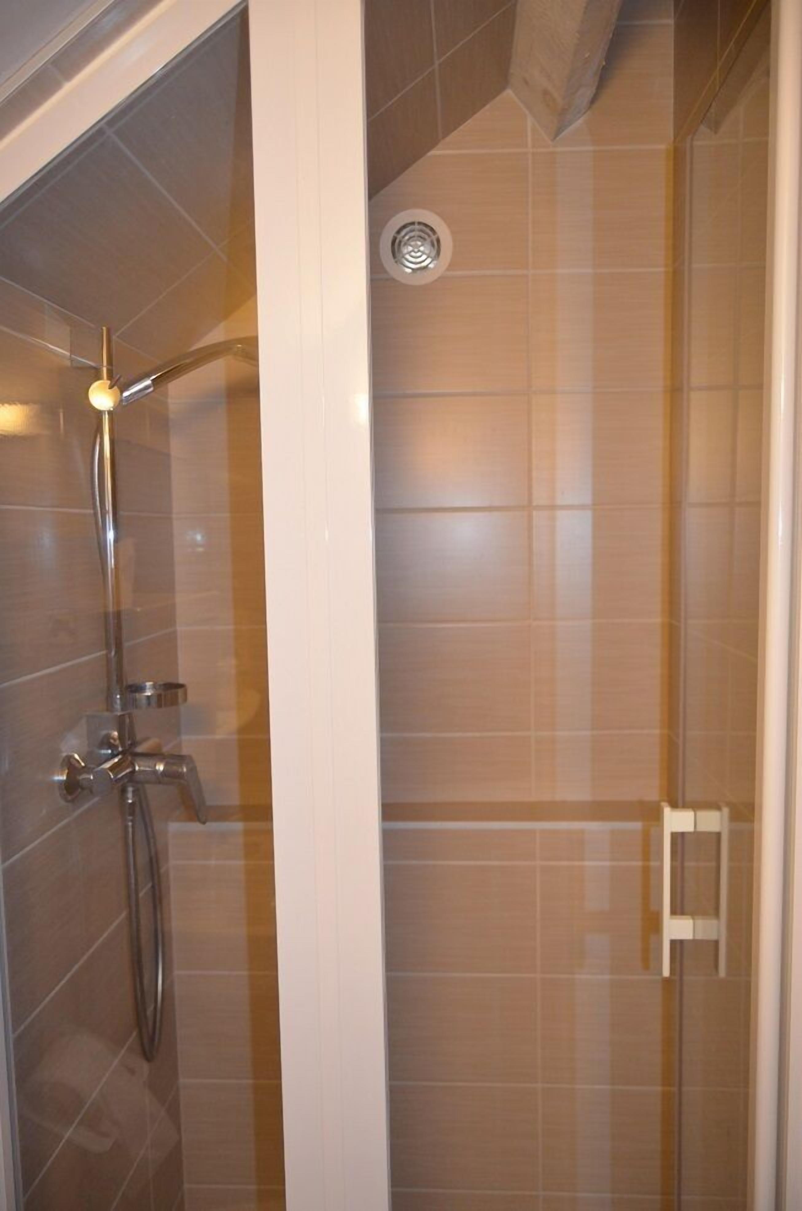 single room | bathroom | shower, towels