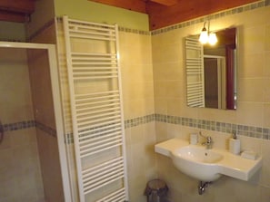 Chambre classique double | Salle de bain | Douche, douche cascade, articles de toilette (gratuits)