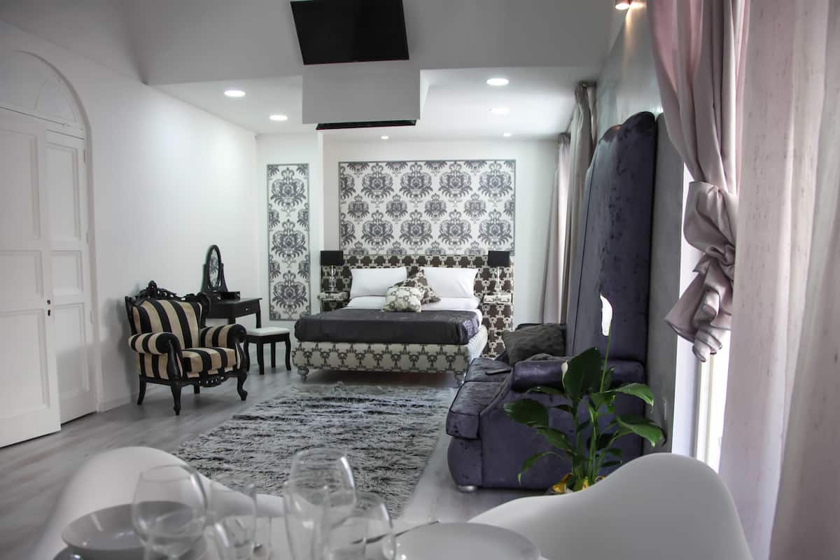 Royal Studio Suite, Kitchen | Premium bedding, in-room safe, rollaway beds, free WiFi