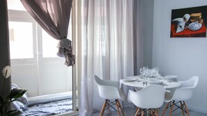 Royal Studio Suite, Kitchen | Peralatan tempat tidur premium, peti besi dalam bilik 