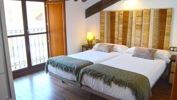 1 dormitori, caixa forta a l'habitació i planxa i posts de planxar