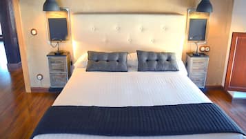 1 dormitori, caixa forta a l'habitació i planxa i posts de planxar