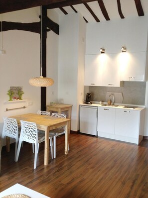 Full-sized fridge, microwave, stovetop, dishwasher - Apartamentos turísticos Rincones del Vino (Ezcaray)