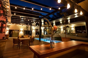 Una piscina al aire libre