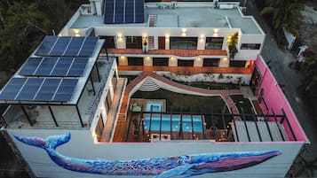 Vista frontal de la propiedad por la tarde o noche