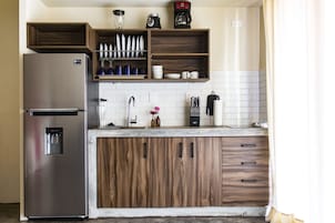 Refrigerador con freezer, cafetera/tetera, utensilios de cocina