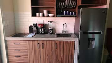 Refrigerador con congelador, cafetera y tetera y utensilios de cocina
