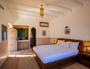 Comfort-Doppelzimmer, 1 King-Bett, Terrasse, Gartenblick | Minibar, Zimmersafe, individuell dekoriert, individuell eingerichtet