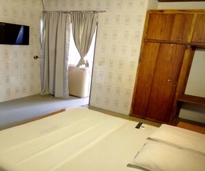 Suite Senior, 1 camera da letto, non fumatori | Bagno | Doccia, asciugamani