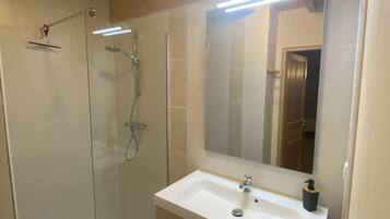Kamar (Chrysalide) | Kamar mandi | Shower dan handuk