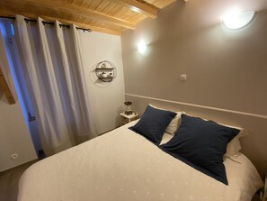 Quarto (Chrysalide) | Ferros/tábuas de passar roupa, Wi-Fi de cortesia, roupa de cama