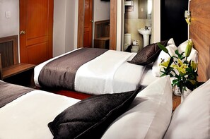 Escritorio, tabla de planchar con plancha, wifi gratis y ropa de cama 