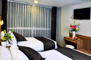 Escritorio, tabla de planchar con plancha, wifi gratis y ropa de cama 