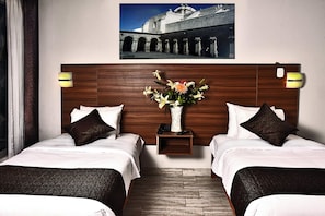 Escritorio, tabla de planchar con plancha, wifi gratis y ropa de cama 