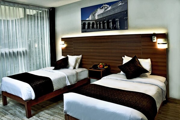 Escritorio, tabla de planchar con plancha, wifi gratis y ropa de cama 