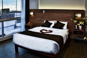 Escritorio, tabla de planchar con plancha, wifi gratis y ropa de cama 