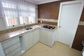 House, 3 Bedrooms | Private kitchen
