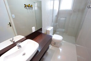 Maison, 3 chambres | Salle de bain | Douche, articles de toilette gratuits, serviettes fournies