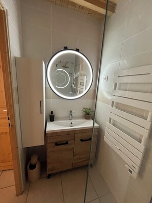 Apartment (Le Papillon) | Bathroom | Hair dryer, towels - Gîte Le Papillon - Le Cocon de Curson (Chanos-Curson)