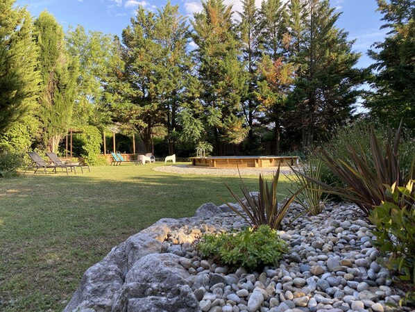 季节性开放的室外游泳池,09:00 至 22:00 开放,日光浴躺椅