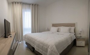 Tabla de planchar con plancha, wifi gratis y ropa de cama