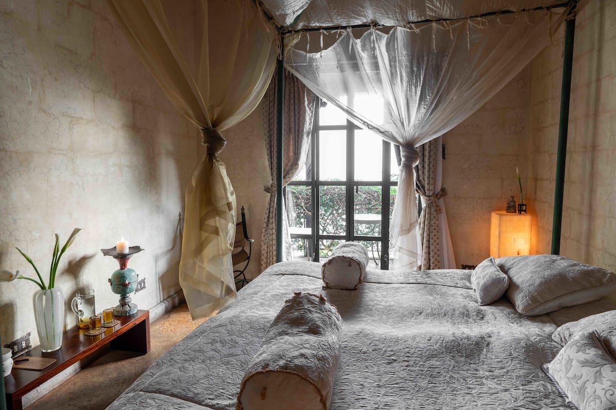 executive suite, 1 king bed, lake view | 1 bedroom, down duvets, pillow-top beds, minibar