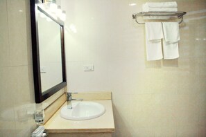 Deluxe Single Room | Bathroom | Shower, free toiletries, hair dryer, towels