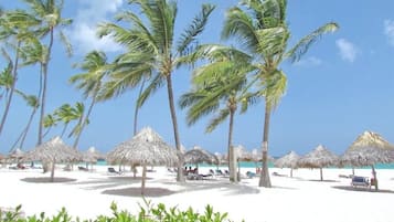 Privatstrand, weißer Sandstrand, Liegestühle, Sonnenschirme