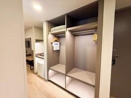 Minibar, escritorio, cortinas blackout y tabla de planchar con plancha 