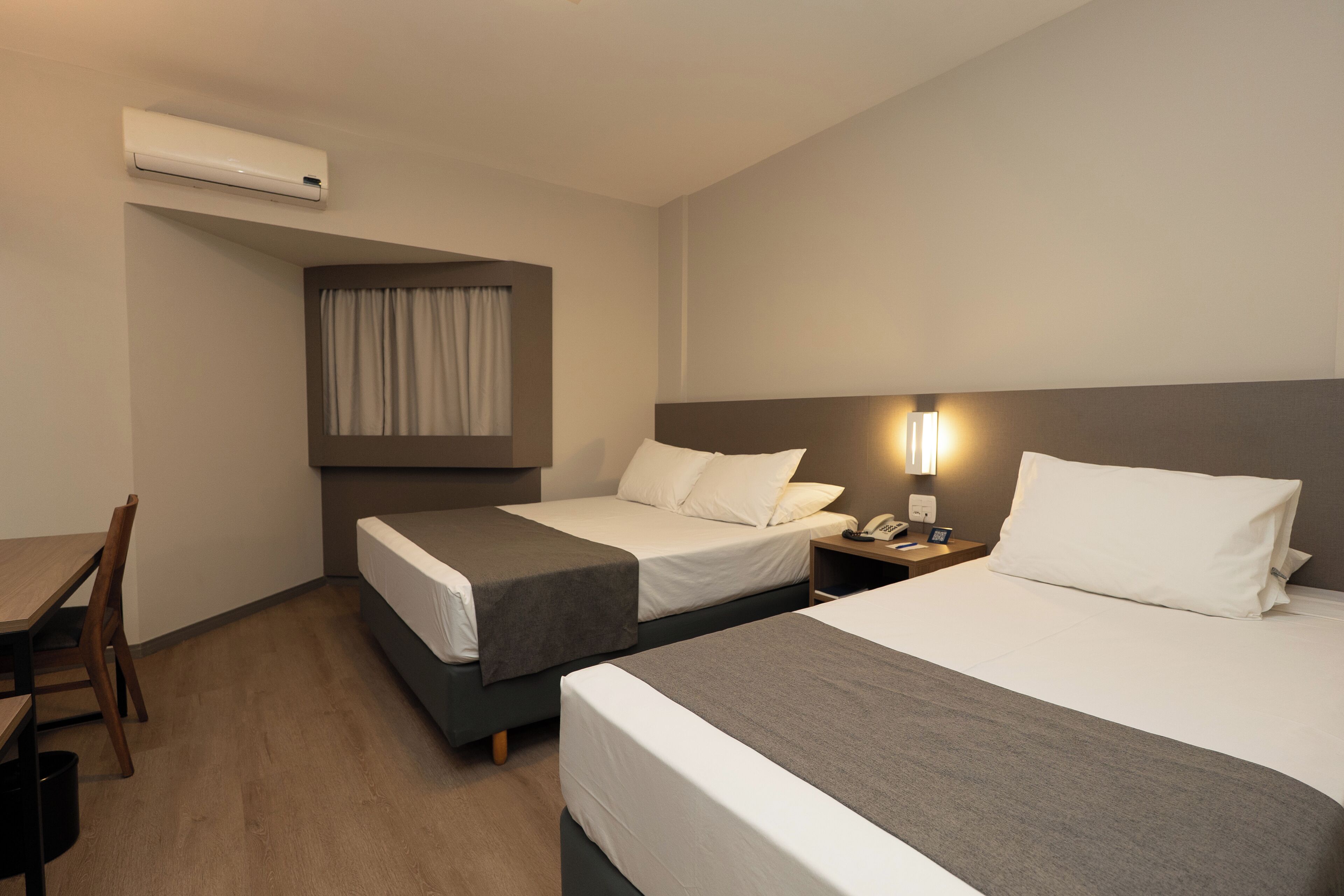 Tradisjonelt tremannsrom | Minibar, skrivebord, blendingsgardiner og strykejern/-brett