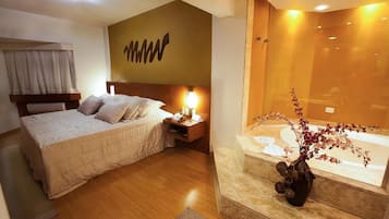 Minibar, bureau, rideaux occultants, fer et planche Ă repasser