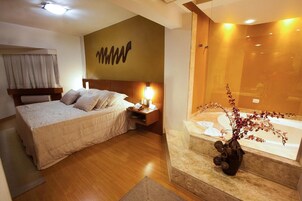 Minibar, escritorio, cortinas blackout y tabla de planchar con plancha 
