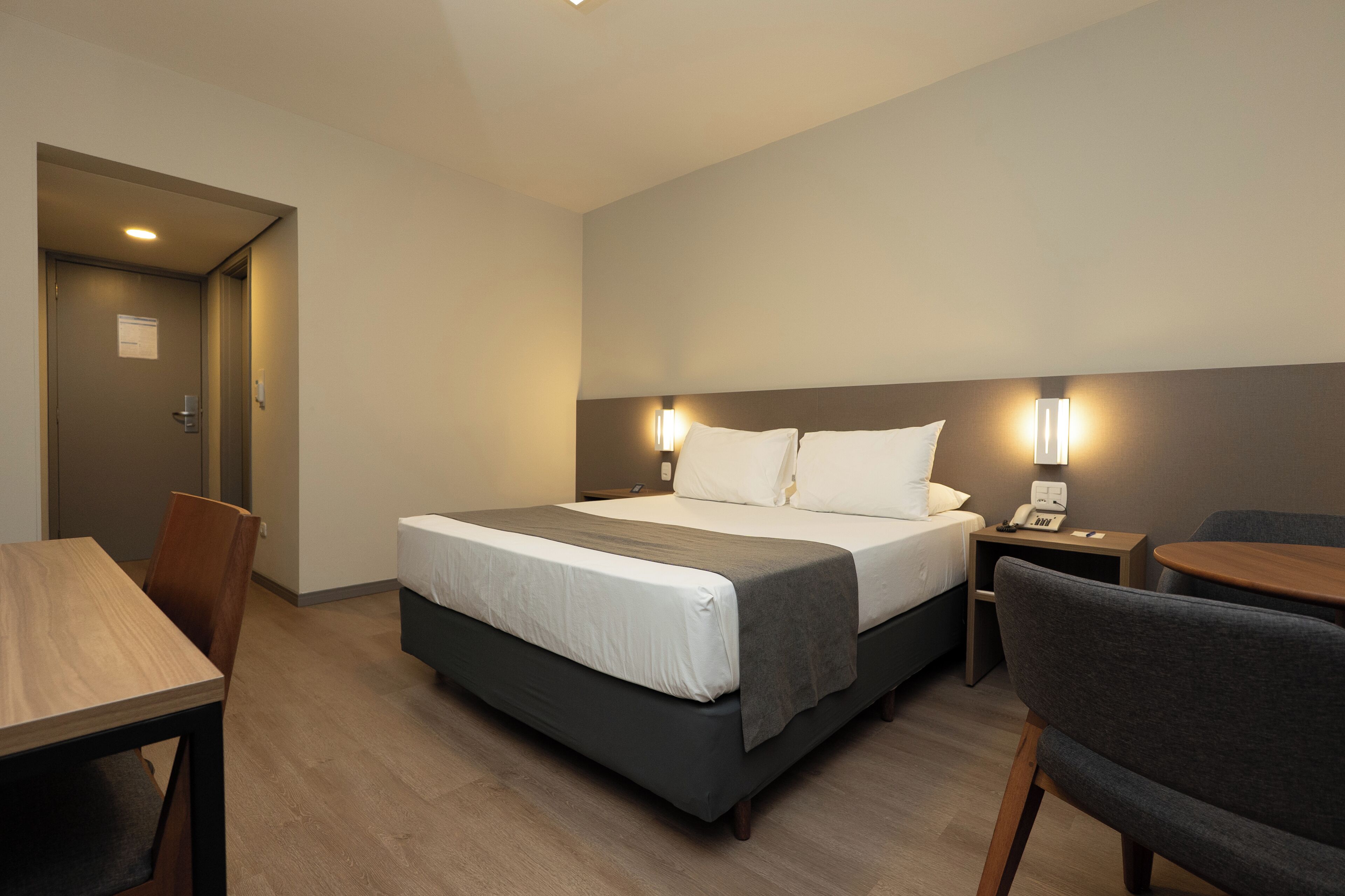 Dobbeltrom for 1 person – deluxe | Minibar, skrivebord, blendingsgardiner og strykejern/-brett