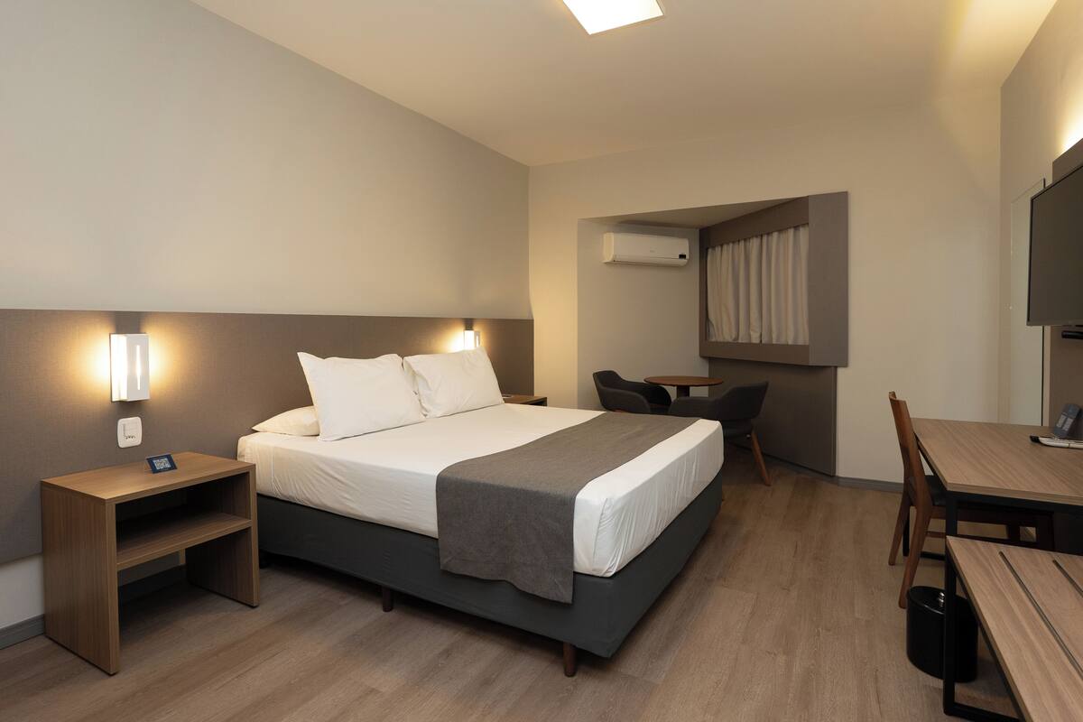 Kamar Double Deluks untuk 1 Orang | 1 kamar tidur, minibar, meja kerja, dan tirai kedap cahaya
