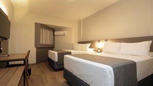 Una habitación de hotel con dos camas, un escritorio y una silla.