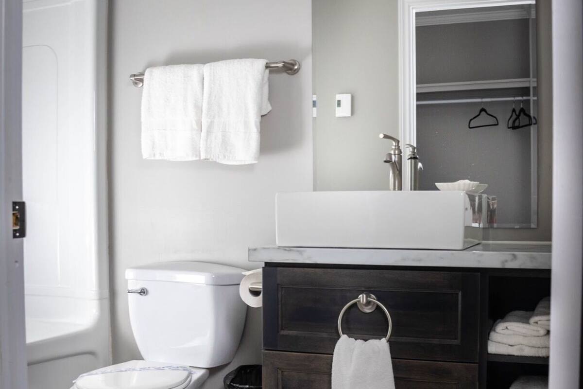 Un baño con inodoro, lavabo y espejo.